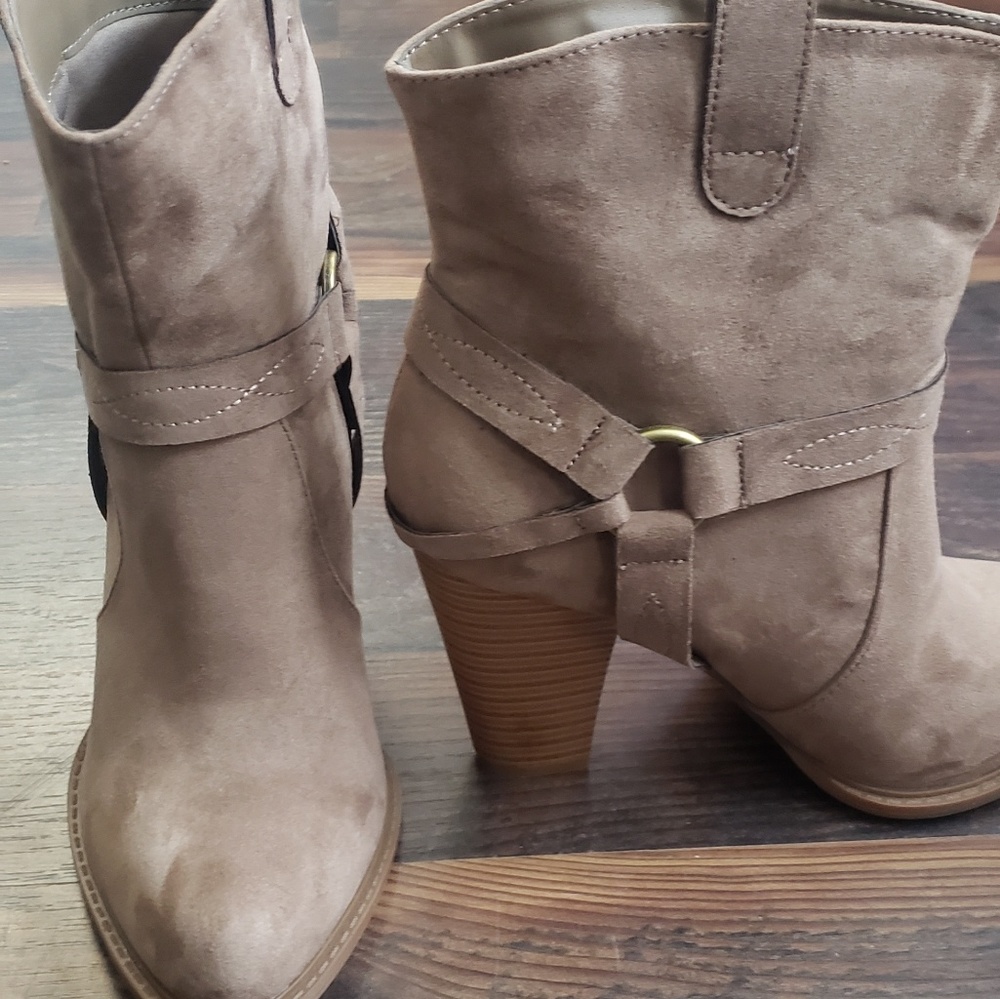 Size 8.5 JustFab heel booties
